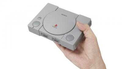 Playstation classic dans la main