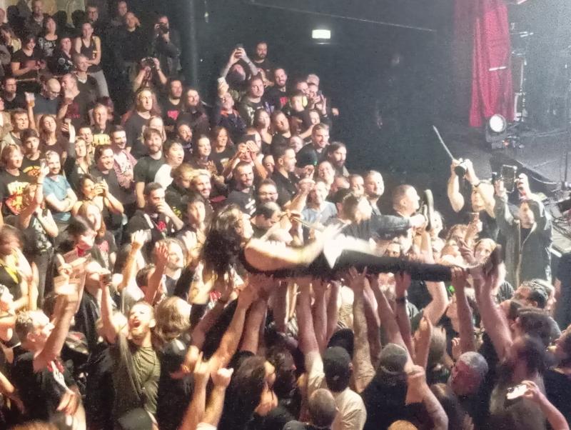 Guitariste Crisix crowd-surfing